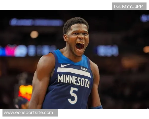 爱德华兹首节狂砍14分半场高效9中7三分命中2记助攻4次表现抢眼